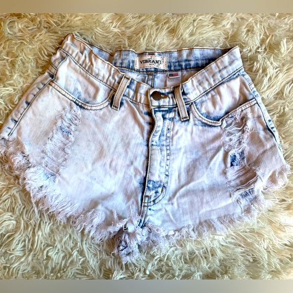 $4 with bundle purchase - Women’s Vibrant Miu Denim Jean Shorts - Size: M - Picture 2 of 5
